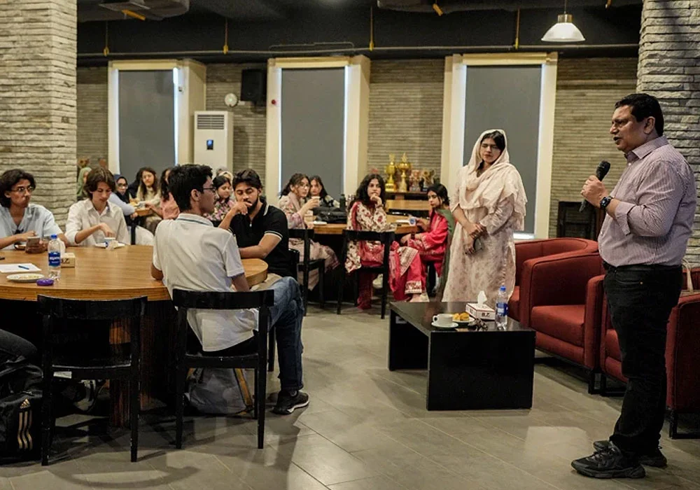 Students Engage with Dean SMCS at Dean's Nashta